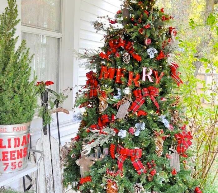 22 Best Outdoor Christmas Tree Decorations And Designs For 2021