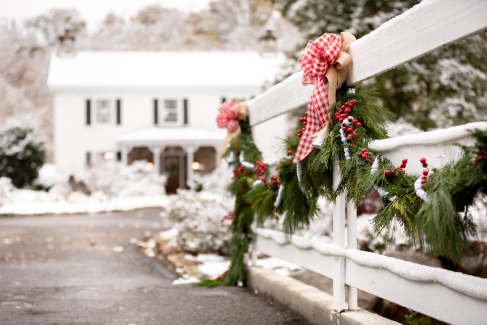 35 Outdoor Christmas Decoration Ideas | Diy Front Yard Holiday Decor | Hgtv