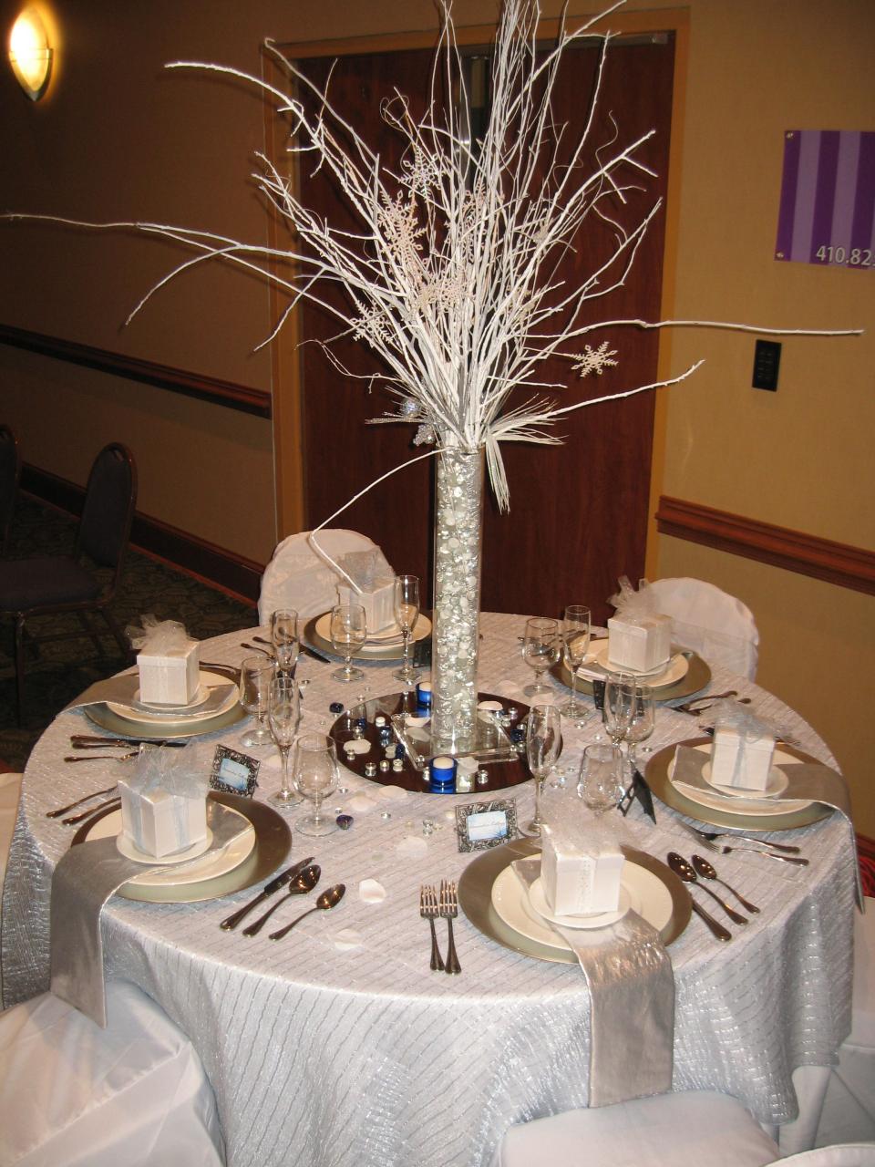 Winter Wonderland Table Decor | Easy Winter Decorations, Winter Wonderland  Decorations, Winter Centerpieces