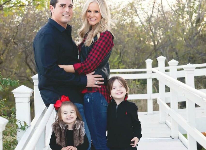 Buffalo Plaid Fall Family Pictures | Winter Family Photos, Christmas Photos  Outfits, Christmas Family Photos