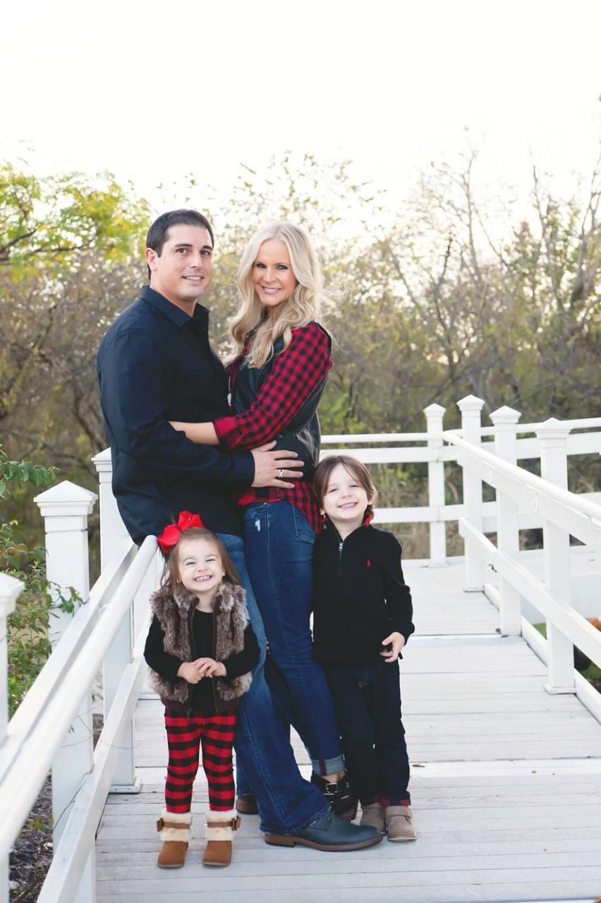 Buffalo Plaid Fall Family Pictures | Winter Family Photos, Christmas Photos  Outfits, Christmas Family Photos