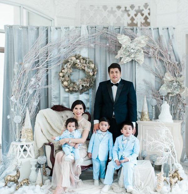 An Elegant White Christmas Family Photo Shoot | Christmas Family  Photoshoot, Christmas Family Photos, Christmas Photography