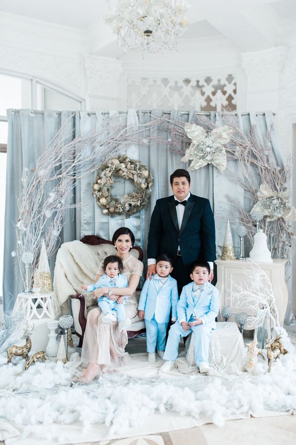 An Elegant White Christmas Family Photo Shoot | Christmas Family  Photoshoot, Christmas Family Photos, Christmas Photography