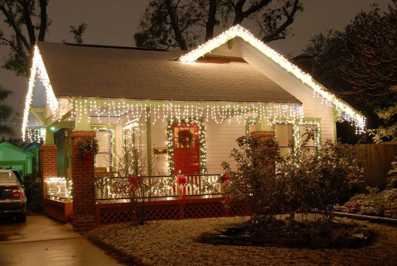 10 Creative Tips For Easily Decorating A Small Home For Christmas | Christmas  House Lights, Christmas Lights Outside, Outdoor Christmas