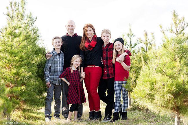 Family Photos In Red And Black | Family Christmas Pictures Outfits, Farm  Family Pictures, Family Picture Outfits