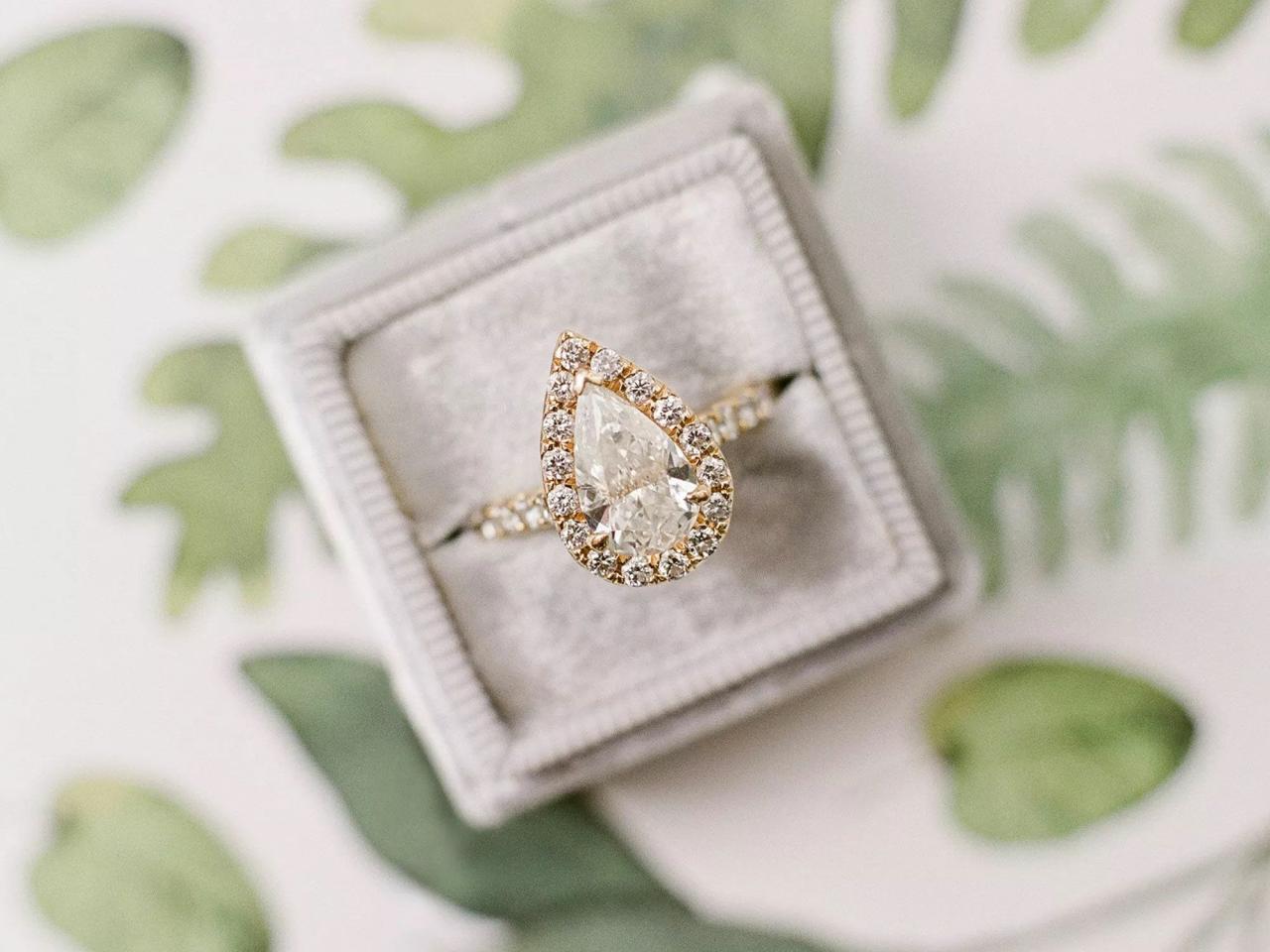 25 Pear-Shaped Engagement Rings That We'Re Obsessed With