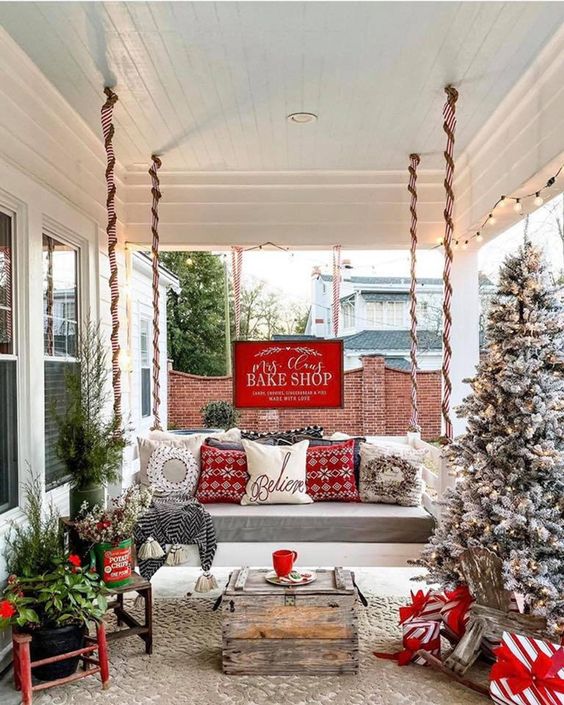 68 Comfy Rustic Outdoor Christmas Décor Ideas - Digsdigs