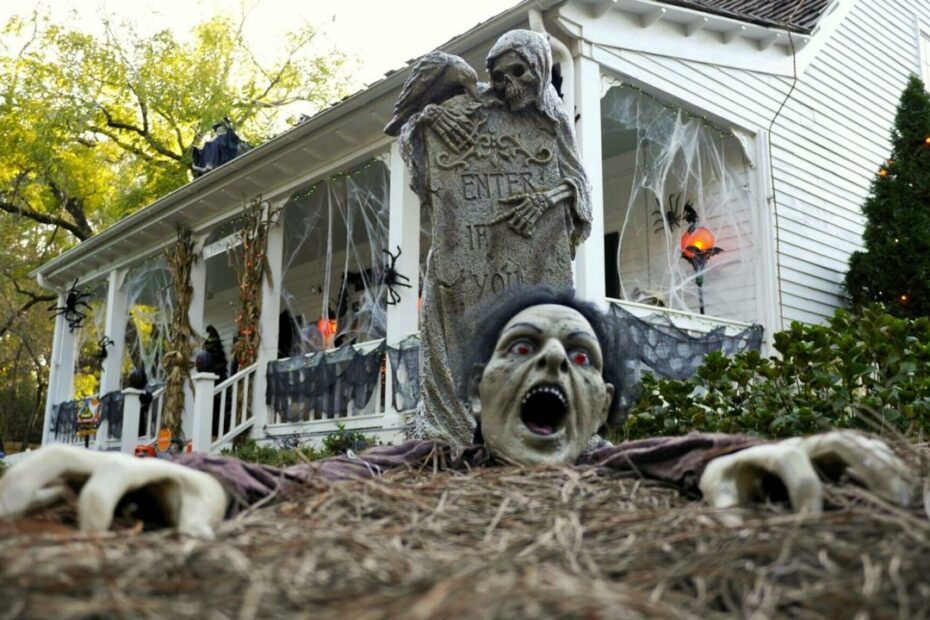 30 Scary Outdoor Halloween Decorations — Best Yard & Porch Halloween Decor  Ideas