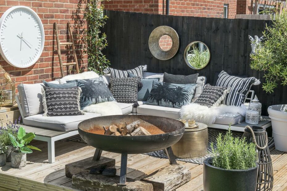 Outdoor Wall Decor Ideas: 12 Ways To Brighten Up Your Space | Gardeningetc