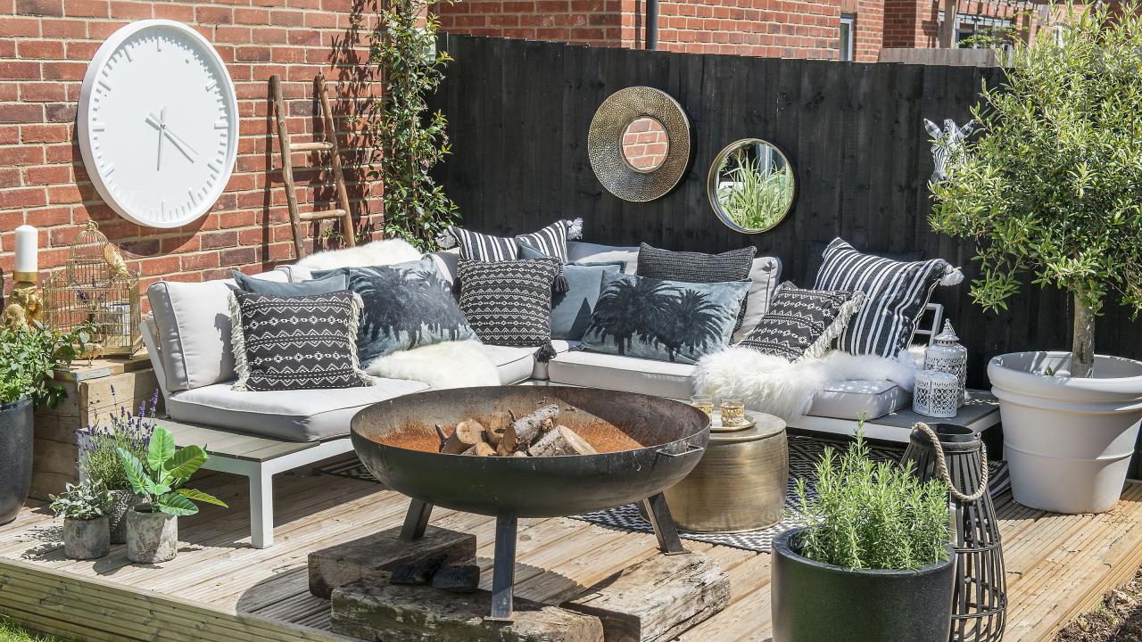 Outdoor Wall Decor Ideas: 12 Ways To Brighten Up Your Space | Gardeningetc