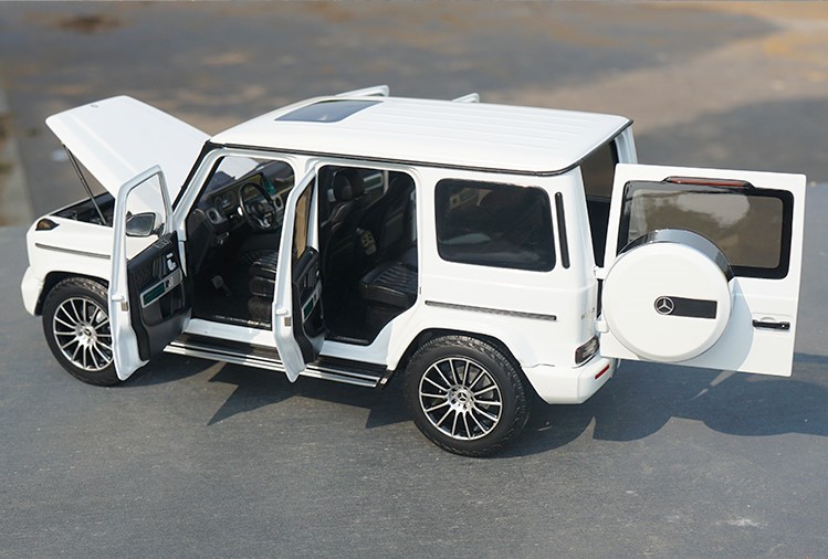 Mercedes G-Class G500 W463 Minichamps 1:18 ( White ) -