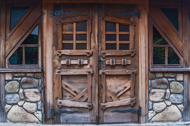 Puertas De Madera Con Forja De Hierro Puertas De Madera Antiguas De Madera  Antigua Con Una Rejilla De Hierro Forjado Un | Foto Premium