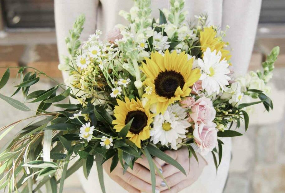 20 Sunflower Bouquets That Will Brighten Up Your Wedding Day