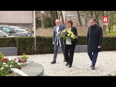 Alphen legt bloemen bij monument Ridderhof, 10 jaar na schietdrama