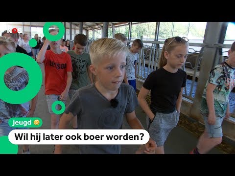 Finn laat zijn klas zien hoe leuk het is om boer te zijn